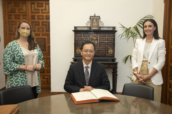 Foto visita embajador japón 2 .jpg